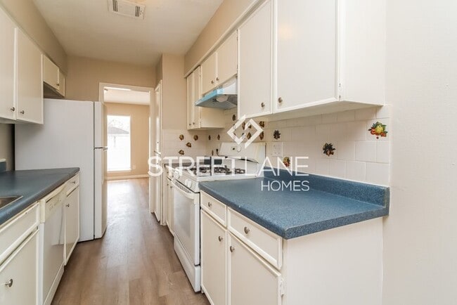 Building Photo - REDUCED! - $500 off first month’s rent if ...