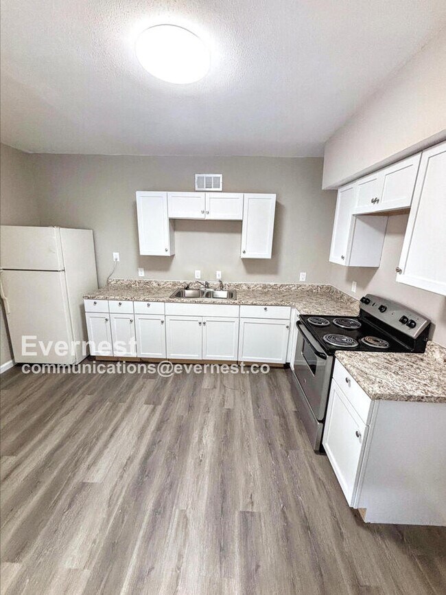 Foto del edificio - 3 Bed, 1 Bath Home with Modern Amenities /...