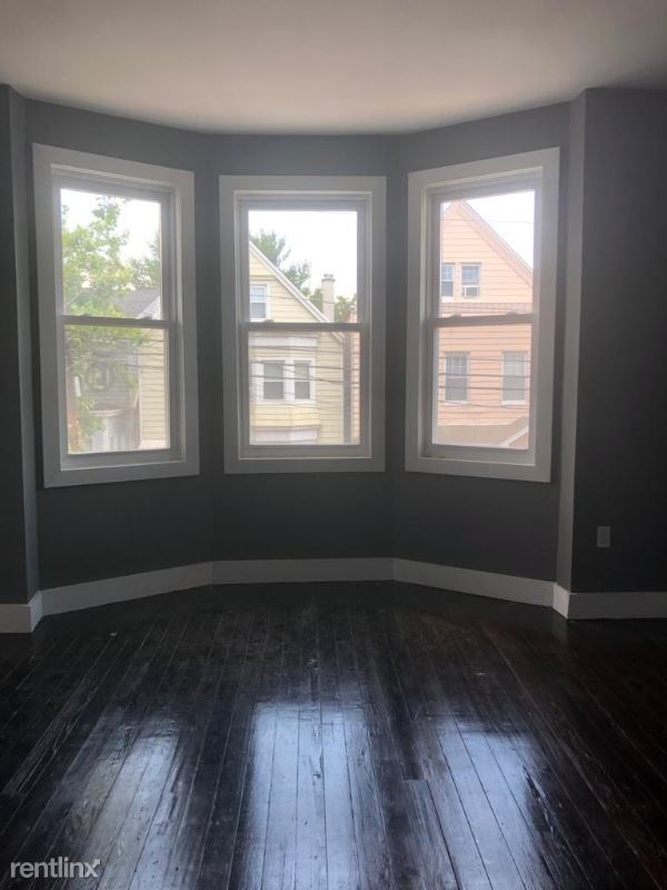 Building Photo - 4 br, 3 bath Apartment - 99 Brill St