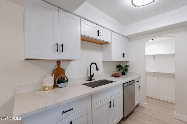 Foto del edificio - 8103 E Glenrosa Ave