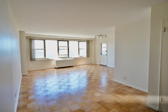 Building Photo - 225 Saint Pauls Ave