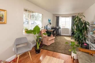 Building Photo - 611 NE Innes Ln