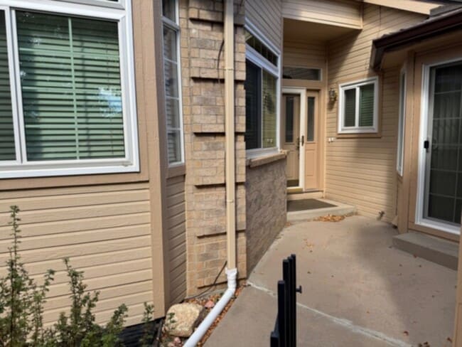 Building Photo - Spacious townhome with mountain views, clo...