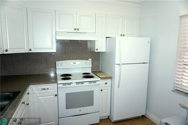 Building Photo - 2851 Somerset Dr