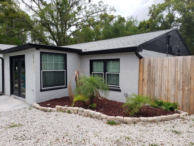 Amazing Location; Large Fenced-in Backyard... - Amazing Location; Large Fenced-in Backyard... Apartment