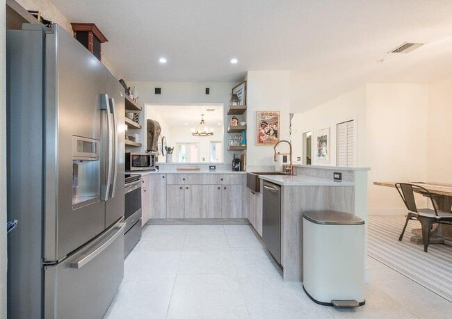 Building Photo - 1910 Coastal Bay Blvd