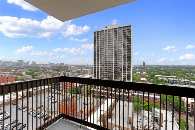 Building Photo - 1660 N La Salle Dr