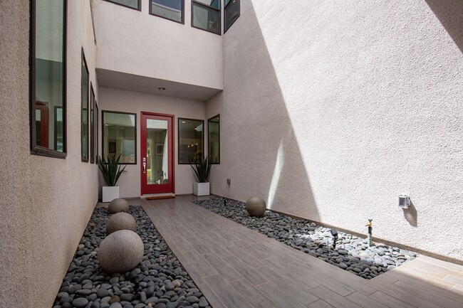 Building Photo - STUNNING MODERN HOME IN HENDERSON