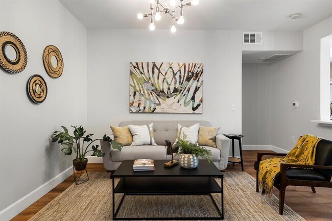 Foto del edificio - 2320 Gracy Farms Ln