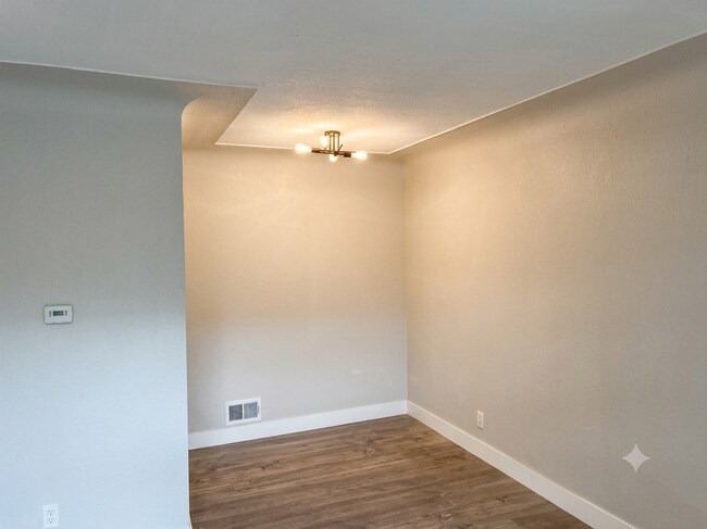 Foto del edificio - 1464 Elmira St