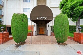 Building Photo - 12801 Moorpark St