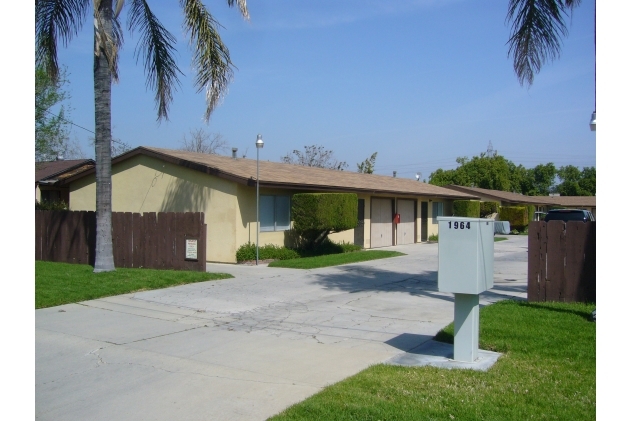 Primary Photo - 1964 E Cooley Ave