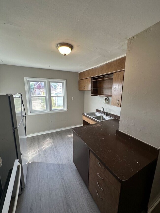 Building Photo - 3 Bedroom Single Family