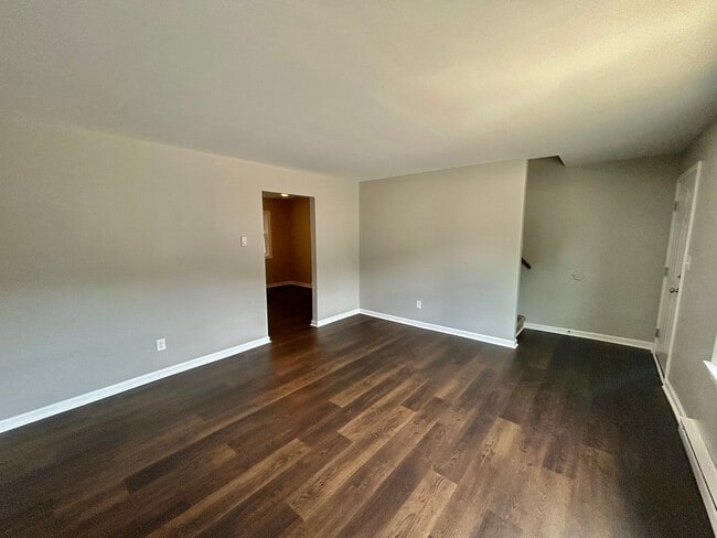 Building Photo - HALF OFF FIRST MONTH - 2 Bedroom in Versailles!