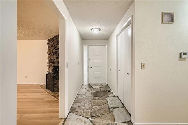 Building Photo - updated 4BR/2.5BA rambler in the East Meri...