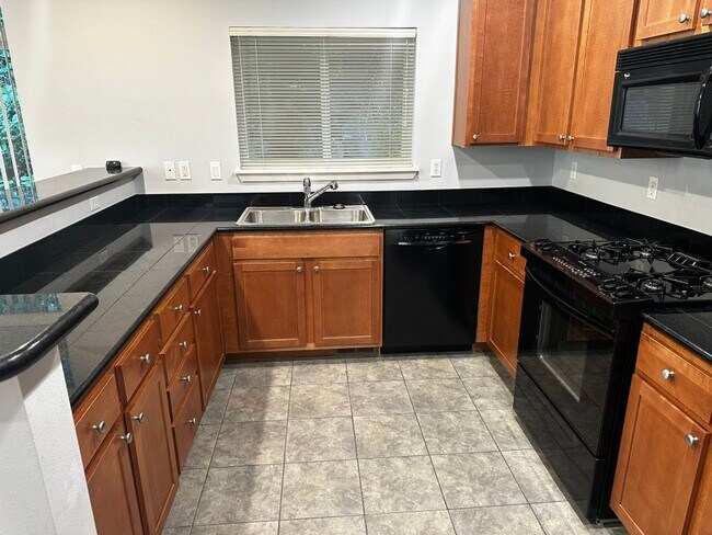 Building Photo - 3Bd/2.5Ba Bellevue Townhouse