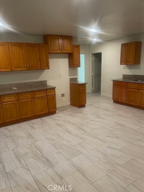Foto del edificio - 859 S Olive St