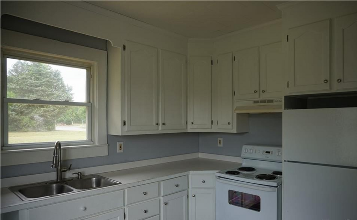 Building Photo - Quiet Home with Large COvered front porch ...