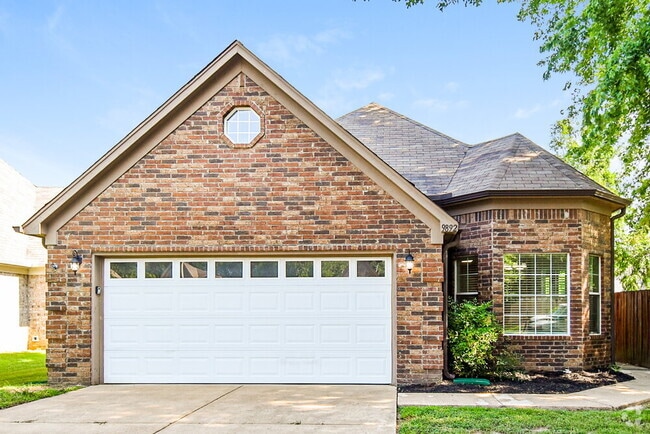 Building Photo - 9892 Southern Oak Way