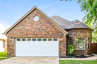 Building Photo - 9892 Southern Oak Way