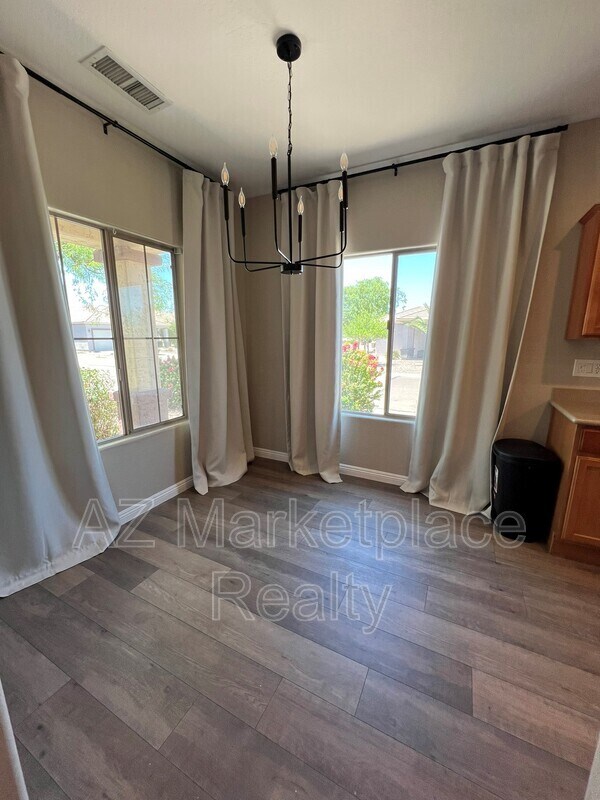 Foto del edificio - 466 E Yellow Wood Ave