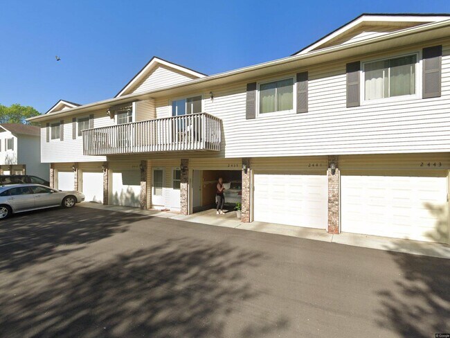 Vista frontal - 2439 Grenadier Ave N