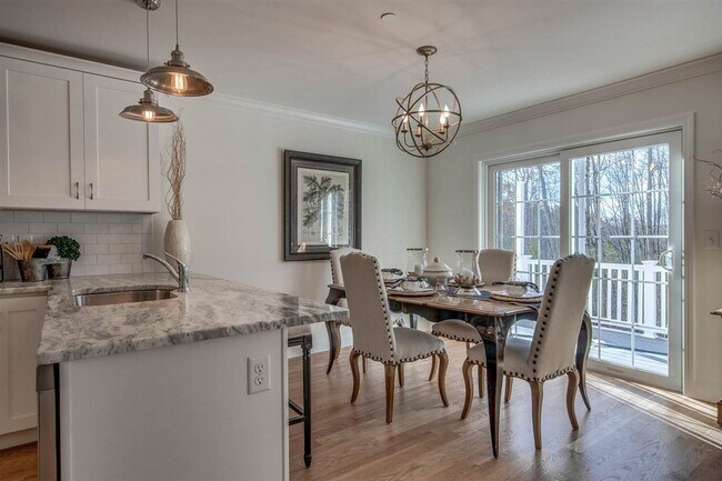 Foto del edificio - Modern Townhome with Garage, Bonus Room, a...
