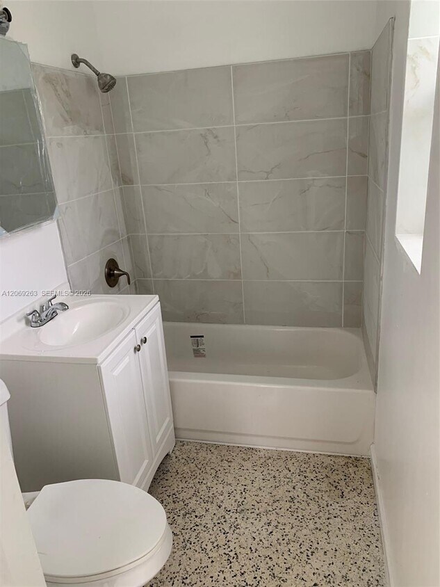 Foto del edificio - 1137 NE 111th St