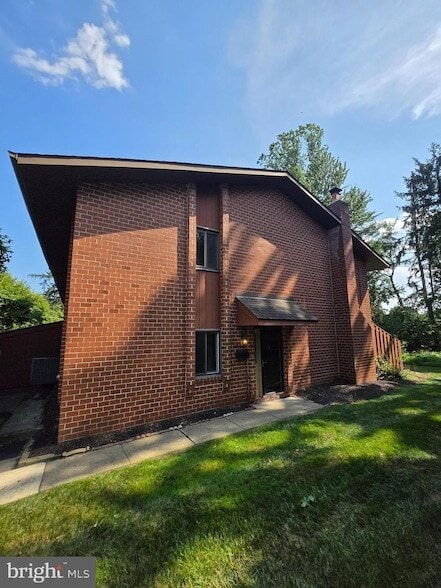 Building Photo - 1006 Worthington Dr