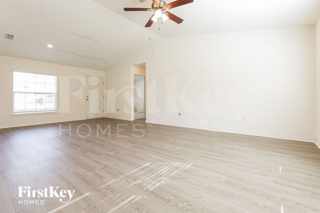 Building Photo - 3685 Parade Terrace