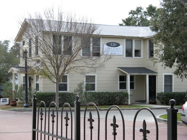 Building Photo - 326 W Honey St