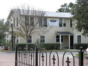 Building Photo - 326 W Honey St