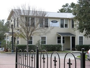 Building Photo - 326 W Honey St