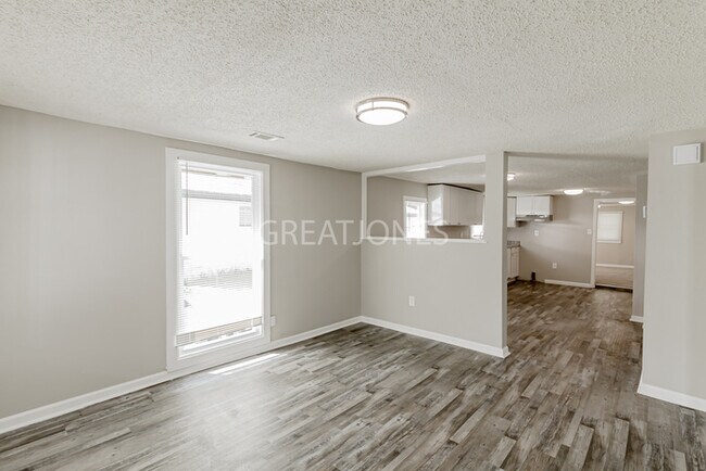 Building Photo - NOW OFFERING 1/2 MONTH FREE IF LEASE SIGNE...
