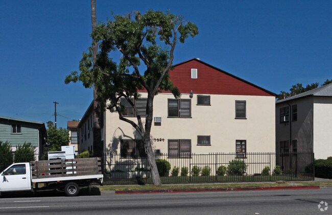 Foto principal - 7327 Woodman ave
