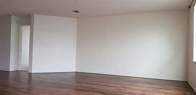 Building Photo - 9775 Everson Dr