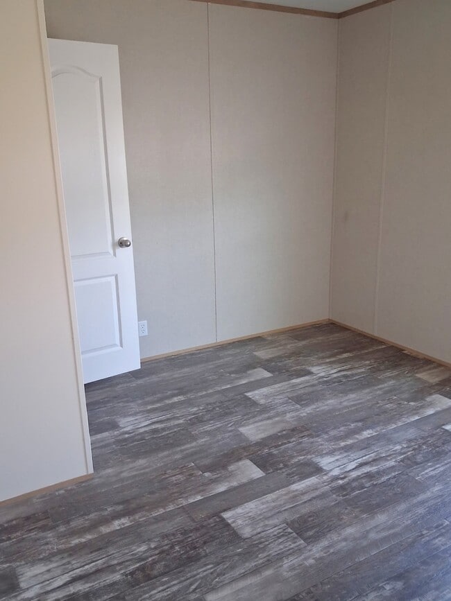 Building Photo - 572 Banjo Way