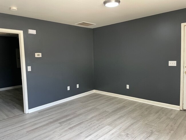 Building Photo - 1402