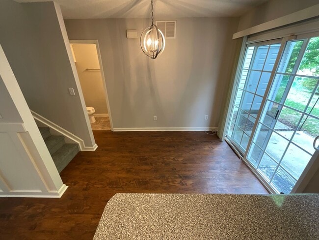 Building Photo - Charming 3 bedroom/2.5 bathroom End Unit i...