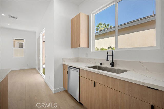 Building Photo - 6948 Amestoy Ave