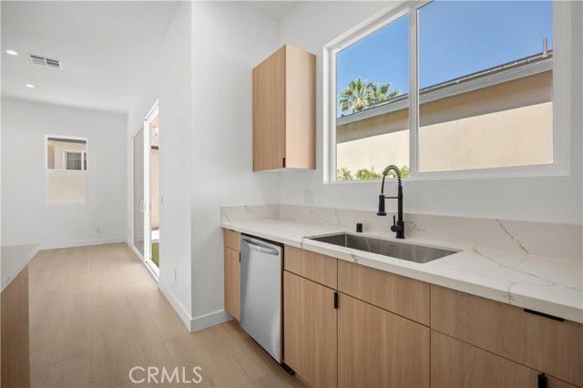 Foto del edificio - 6948 Amestoy Ave