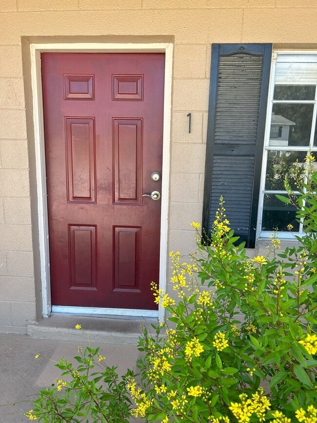 Building Photo - Gated Community 1 Bedroom 1.5 Bath Near Do...