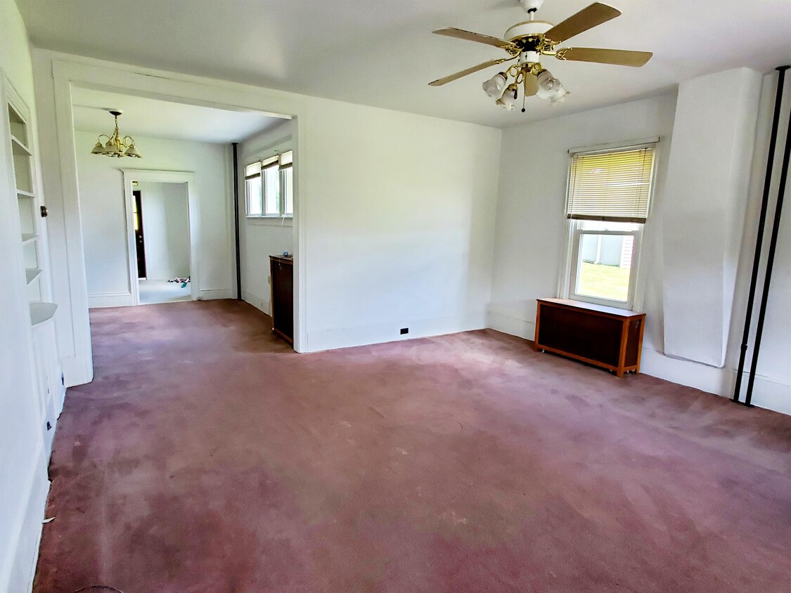 Primary Photo - 210 Railroad St