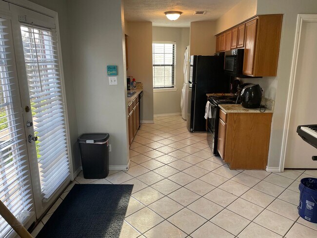 Foto del edificio - AUGUST PRE-LEASE!!!  Spacious 3 Bedroom 3 ...