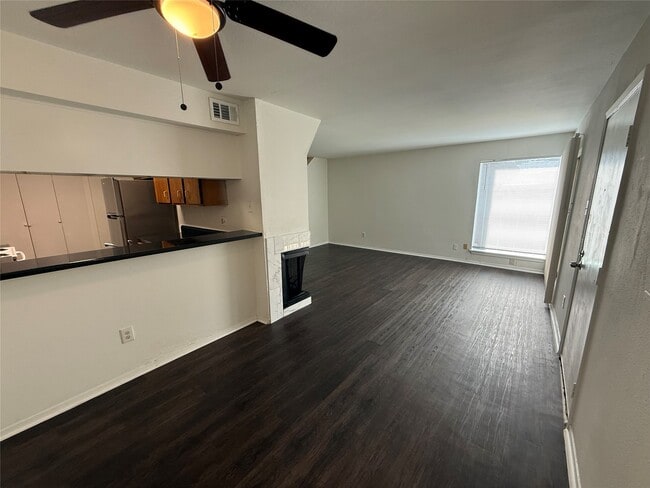 Foto del edificio - 8050 Sands Point Dr