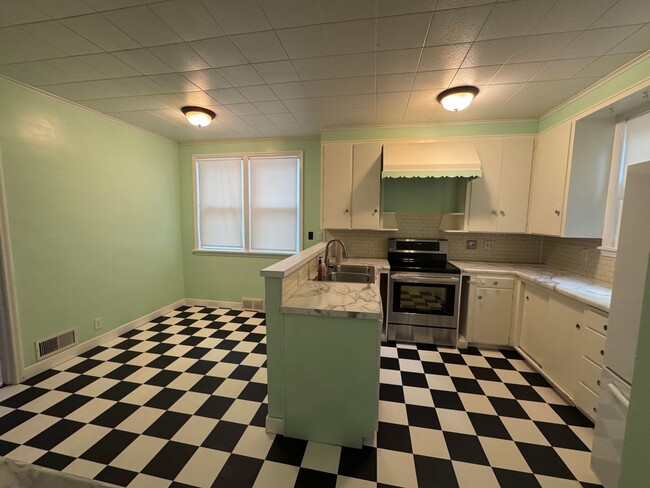 Foto del edificio - Charming Updated 4 Bedroom in East Council...