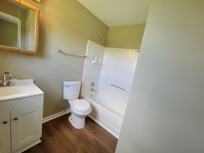Building Photo - 4 BEDROOM WITH RENOVATIONS