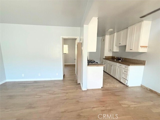 Building Photo - 10527 Western Ave