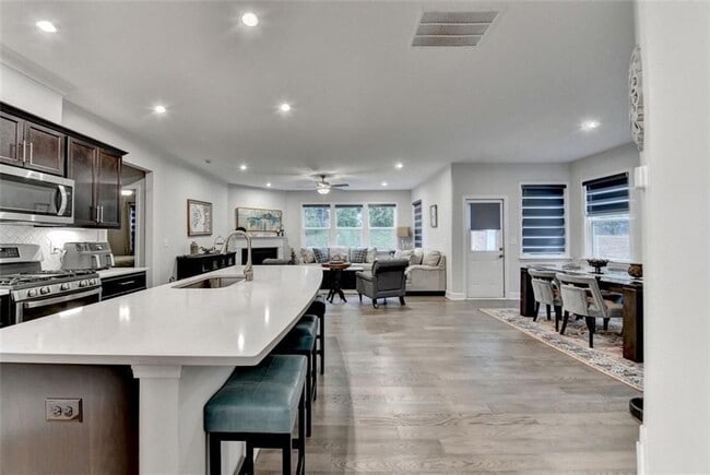 Foto del edificio - 811 Pineberry Ct