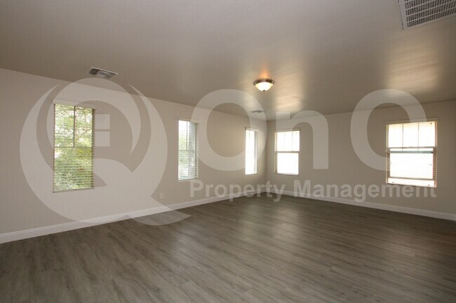 Foto del edificio - 2679 N Riley Rd